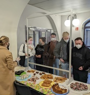 Verkauf der Kuchenspenden im Altbau - Leopold-Ullstein-Schule